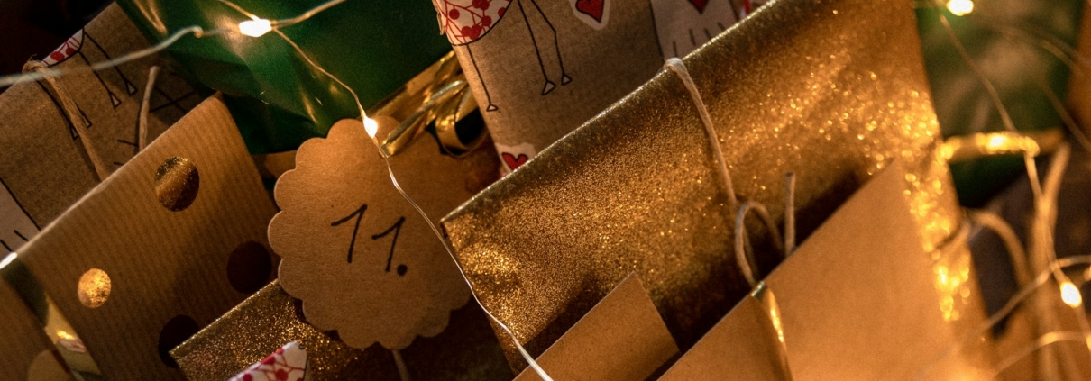 Selbst befüllter Adventskalender aus Kraftpapier-Umschlägen mit Zahlen und Lichterkette